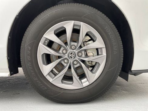 Used 2023 Toyota Sienna XLE image 18