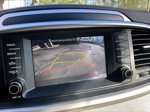 Used 2020 Kia Sorento LX AWD/4WD image 9