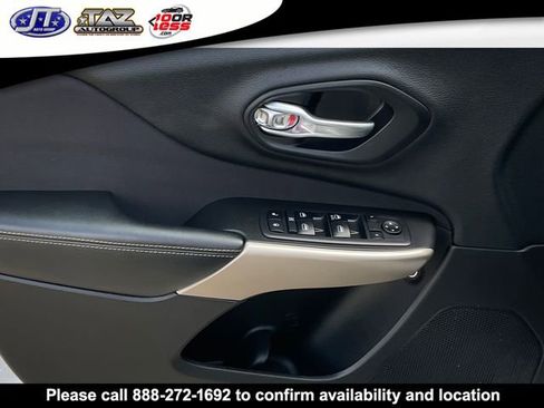 Used 2018 Jeep Cherokee Latitude FWD image 13