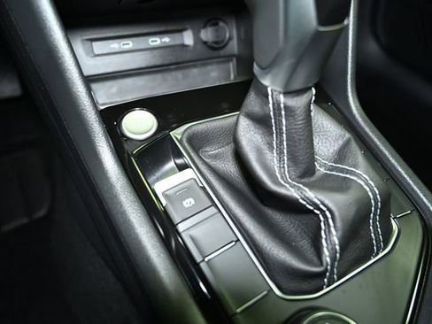 Used 2024 Volkswagen Taos SE image 33