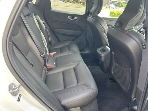 Certified 2022 Volvo XC60 B5 Momentum w/ Climate Package image 13