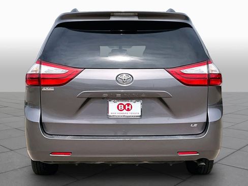 Used 2015 Toyota Sienna LE image 4