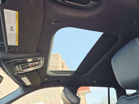 Used 2023 Jeep Grand Cherokee Altitude image 9