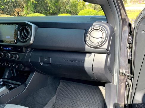 Used 2022 Toyota Tacoma TRD Off-Road w/ Technology Package image 17