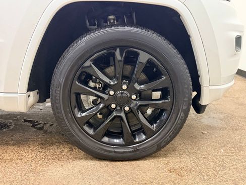 Used 2022 Jeep Grand Cherokee Laredo X image 25