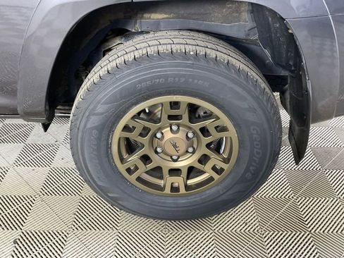 Used 2021 Toyota 4Runner TRD Off-Road Premium w/ Moonroof Package AWD/4WD image 18