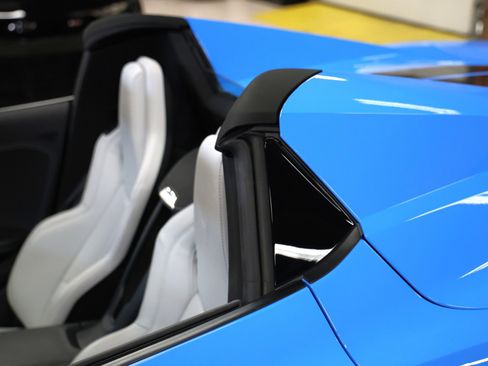 Used 2021 Chevrolet Corvette Stingray Convertible w/ Z51 Performance Package image 17