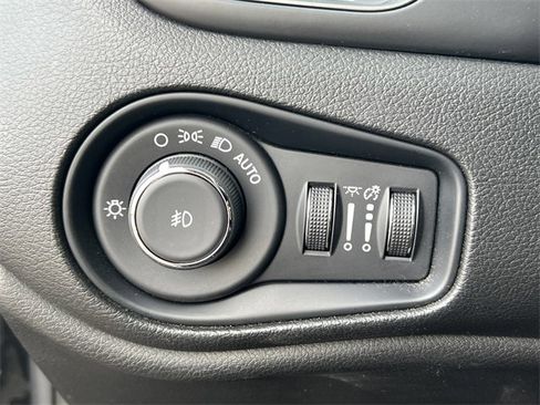 Certified 2022 Jeep Renegade Latitude w/ Convenience Group image 17