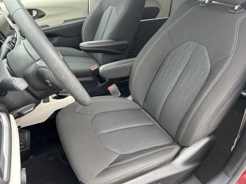 Used 2023 Chrysler Voyager LX image 15