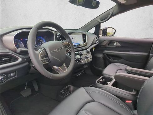 Used 2025 Chrysler Pacifica Select image 9