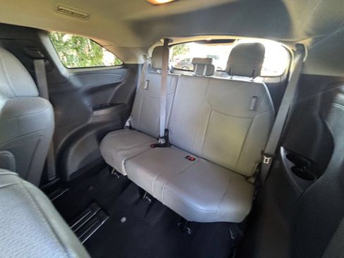 Used 2025 Toyota Sienna XLE FWD image 27