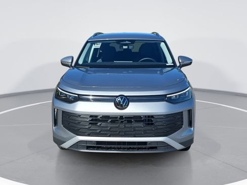 New 2025 Volkswagen Tiguan SE image 8
