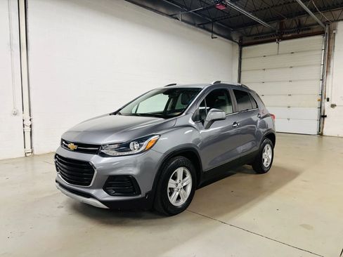 Used 2019 Chevrolet Trax LT w/ LT Convenience Package FWD image 2