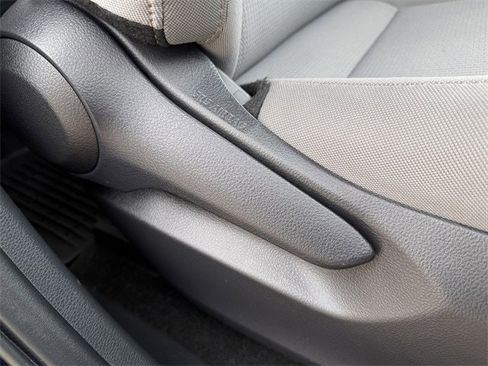 Used 2023 Toyota Venza LE image 27