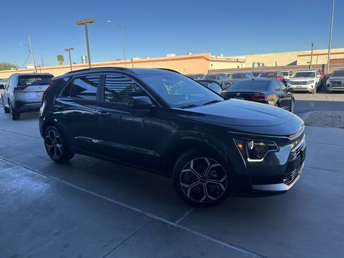 Used 2023 Kia Niro EX Touring image 5