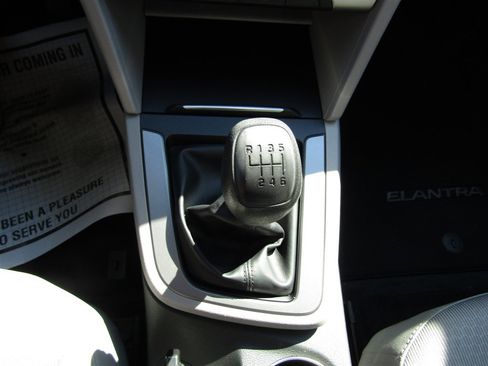 Used 2017 Hyundai Elantra SE w/ Cargo Package image 27