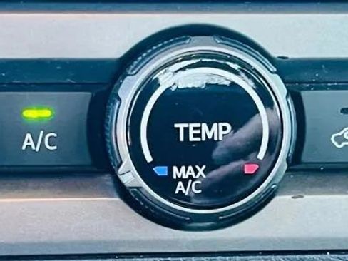 Used 2018 Toyota Tacoma SR5 AWD/4WD image 17