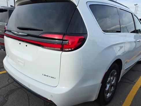 Used 2023 Chrysler Pacifica Limited FWD image 3