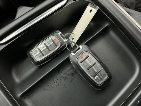 Used 2020 Chrysler Pacifica Touring-L FWD image 40