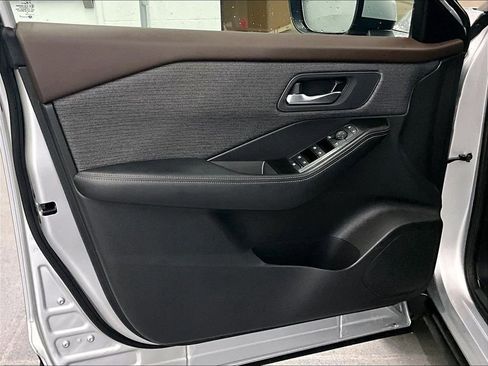 Used 2023 Nissan Rogue SV image 9