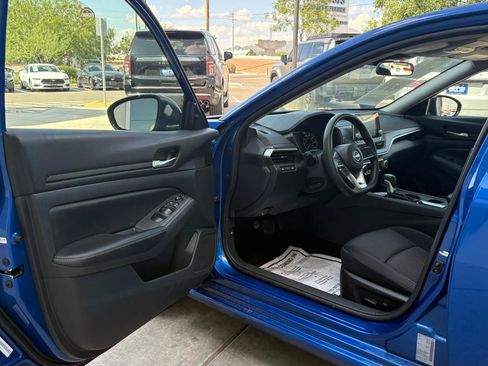 Used 2025 Nissan Altima 2.5 SV FWD image 12