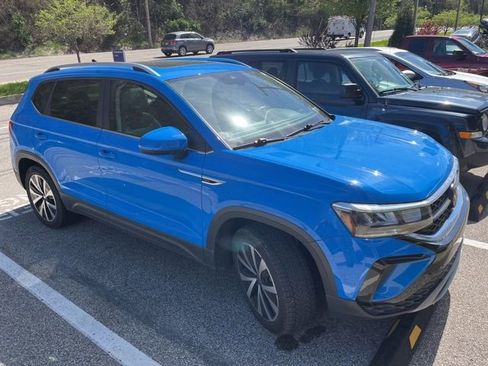 Used 2023 Volkswagen Taos SE w/ Panoramic Sunroof Package image 3