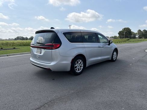 Used 2023 Chrysler Pacifica Touring-L FWD image 6