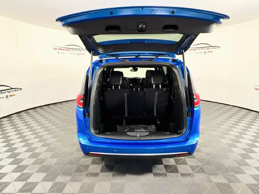 New 2027 Chrysler Pacifica Select FWD image 26