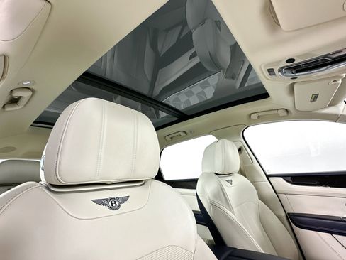 Used 2019 Bentley Bentayga image 20