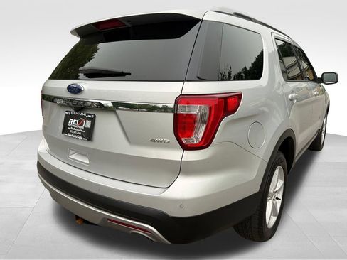 Used 2017 Ford Explorer XLT w/ Equipment Group 202A AWD/4WD image 9