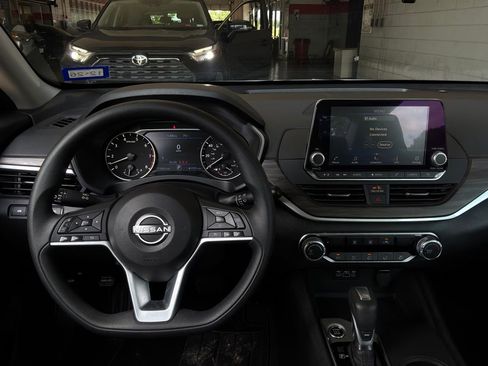 Used 2025 Nissan Altima 2.5 SV FWD image 14