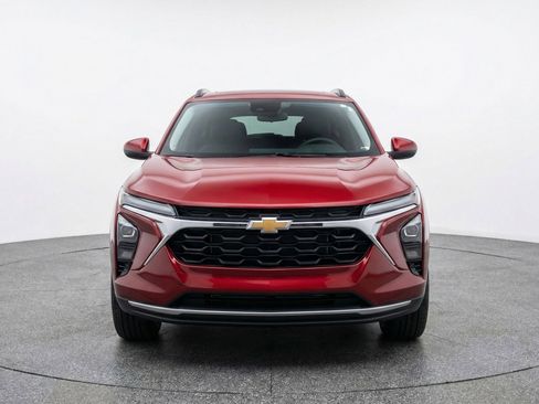 Used 2025 Chevrolet Trax LT image 2