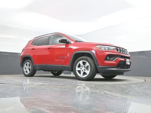 Used 2024 Jeep Compass Latitude AWD/4WD image 42