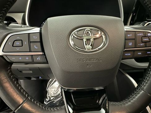 Used 2020 Toyota Highlander XLE AWD/4WD image 17