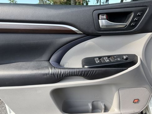 Used 2016 Toyota Highlander Limited Platinum AWD/4WD image 13