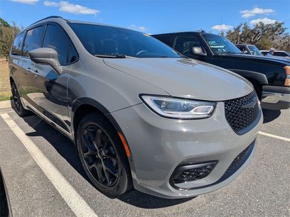 Used 2022 Chrysler Pacifica Limited w/ Uconnect Theater Family Group
