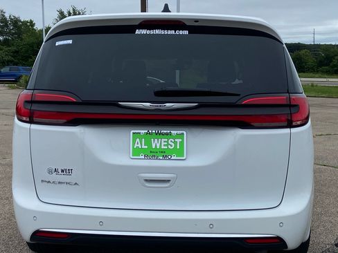 Used 2025 Chrysler Pacifica Select FWD image 4