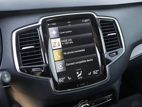 Used 2017 Volvo XC90 T6 Momentum w/ Vision Package image 18