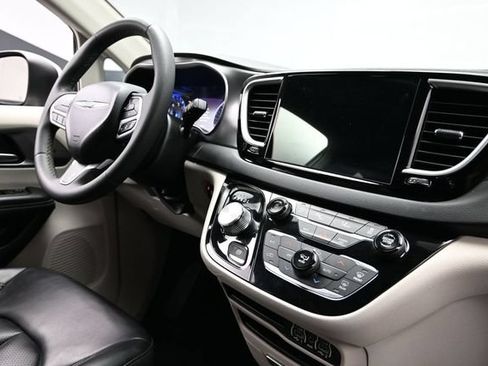 Certified 2023 Chrysler Pacifica Touring-L FWD image 15