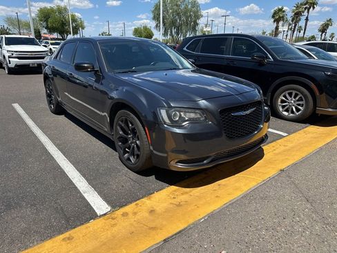 Used 2019 Chrysler 300 Touring w/ Sport Appearance Package RWD image 6