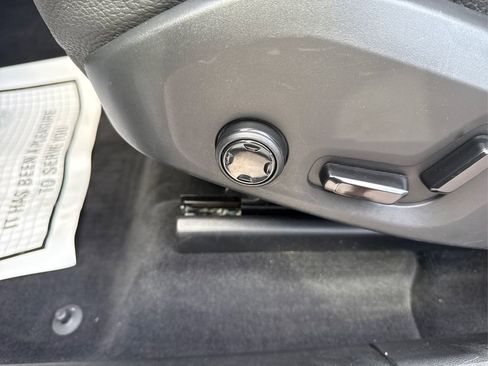 Used 2018 Volvo XC60 T5 Momentum w/ Vision Package image 25