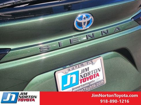 Used 2025 Toyota Sienna XLE image 11