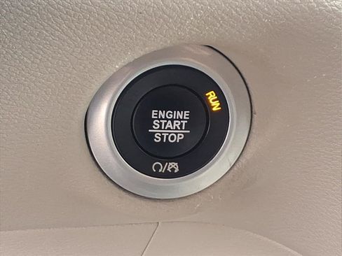 Used 2023 Chrysler Pacifica Touring-L FWD image 8