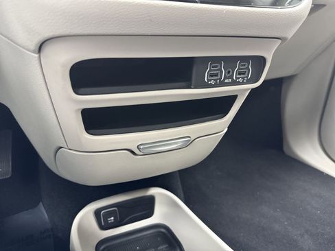 Used 2023 Chrysler Pacifica Touring-L image 22