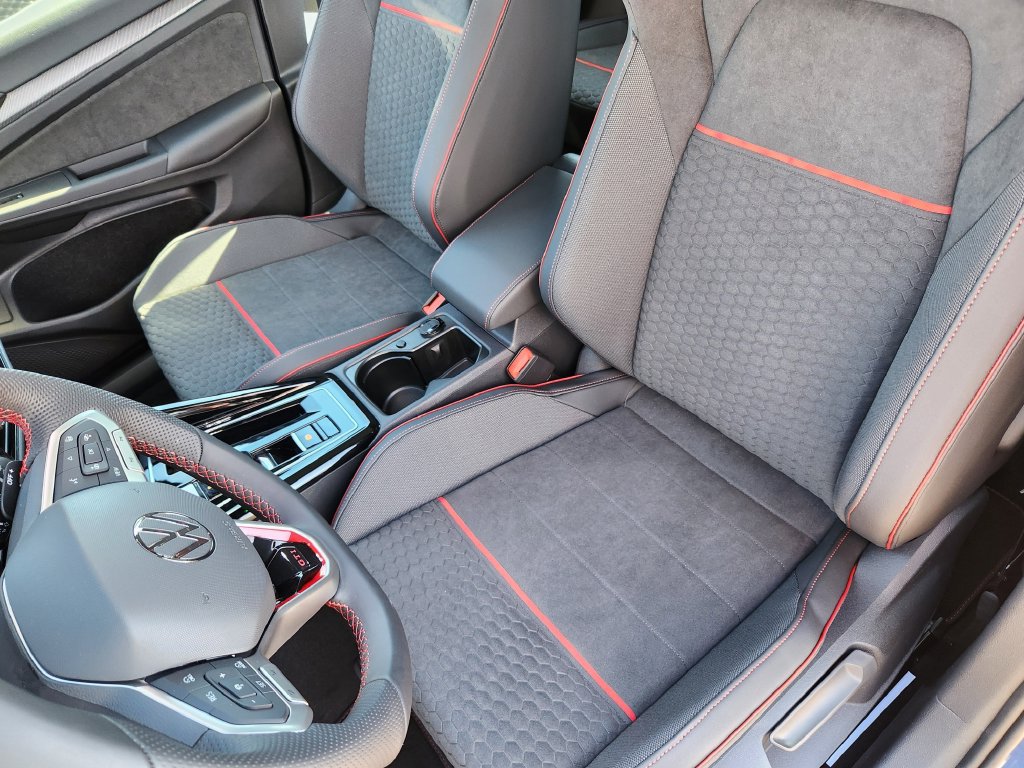 New 2026 Volkswagen GTI SE FWD image 10