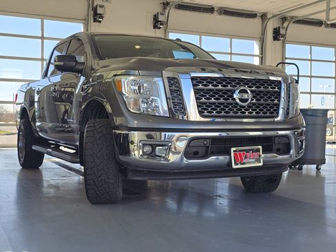 Used 2017 Nissan Titan SV image 3