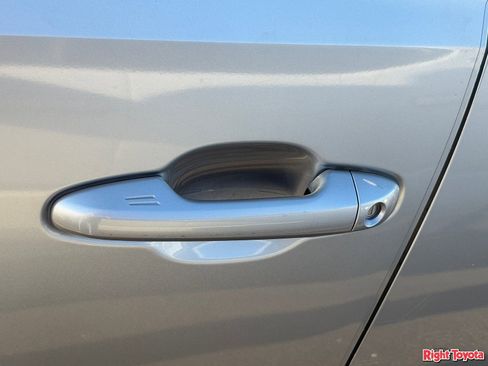 Used 2017 Toyota Tacoma TRD Sport image 11