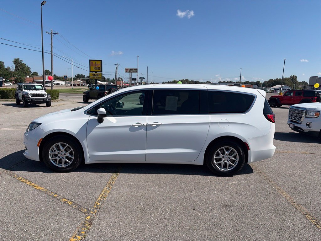 Used 2023 Chrysler Voyager LX FWD image 3