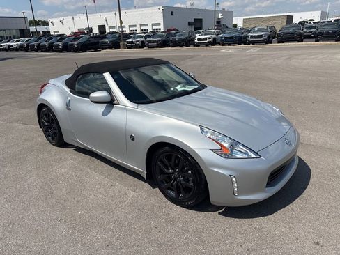 Used 2016 Nissan 370Z Roadster RWD image 2