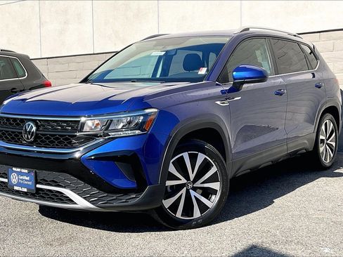 Certified 2022 Volkswagen Taos SE w/ Panoramic Sunroof Package image 12